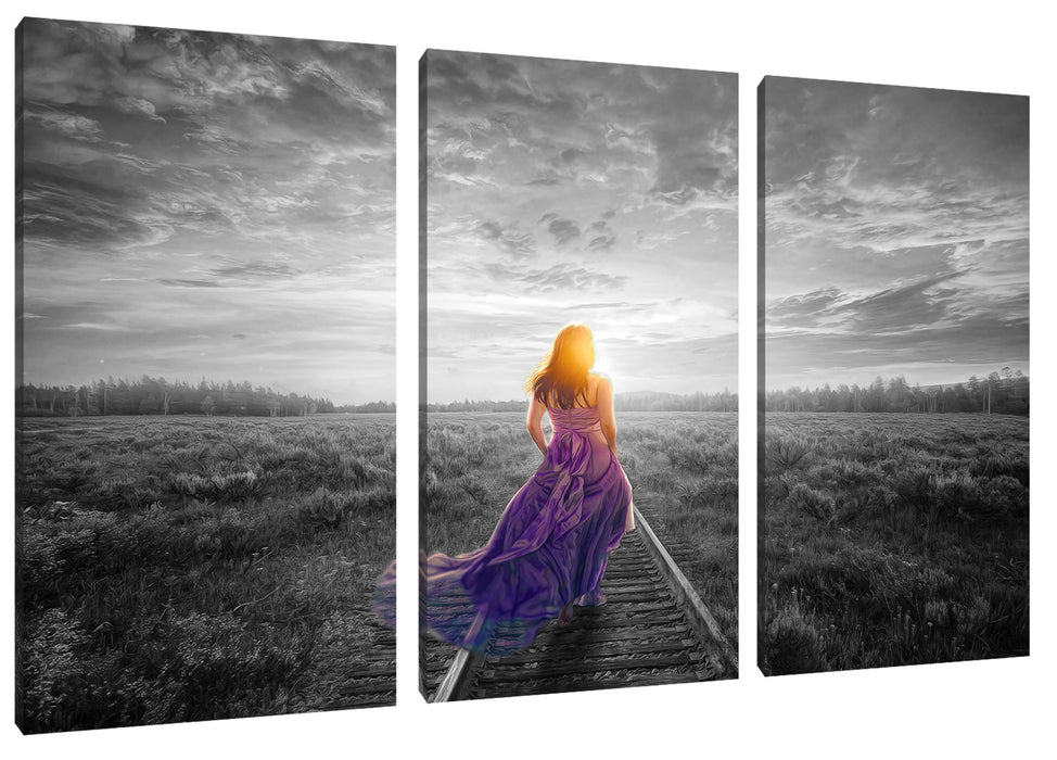 Frau auf Schienen bei Sonnenuntergang B&W Detail Leinwanbild 3Teilig
