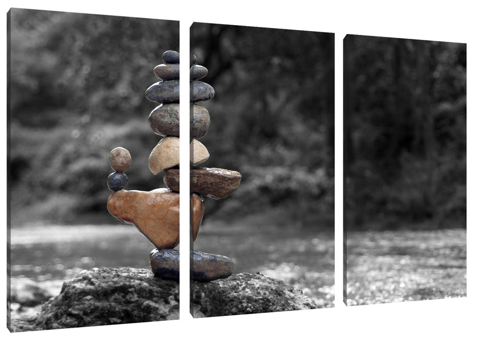 Balanciertes Steinkunstwerk am Fluss B&W Detail Leinwanbild 3Teilig