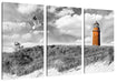 Möwen fliegen am Meer vor Leuchtturm B&W Detail Leinwanbild 3Teilig