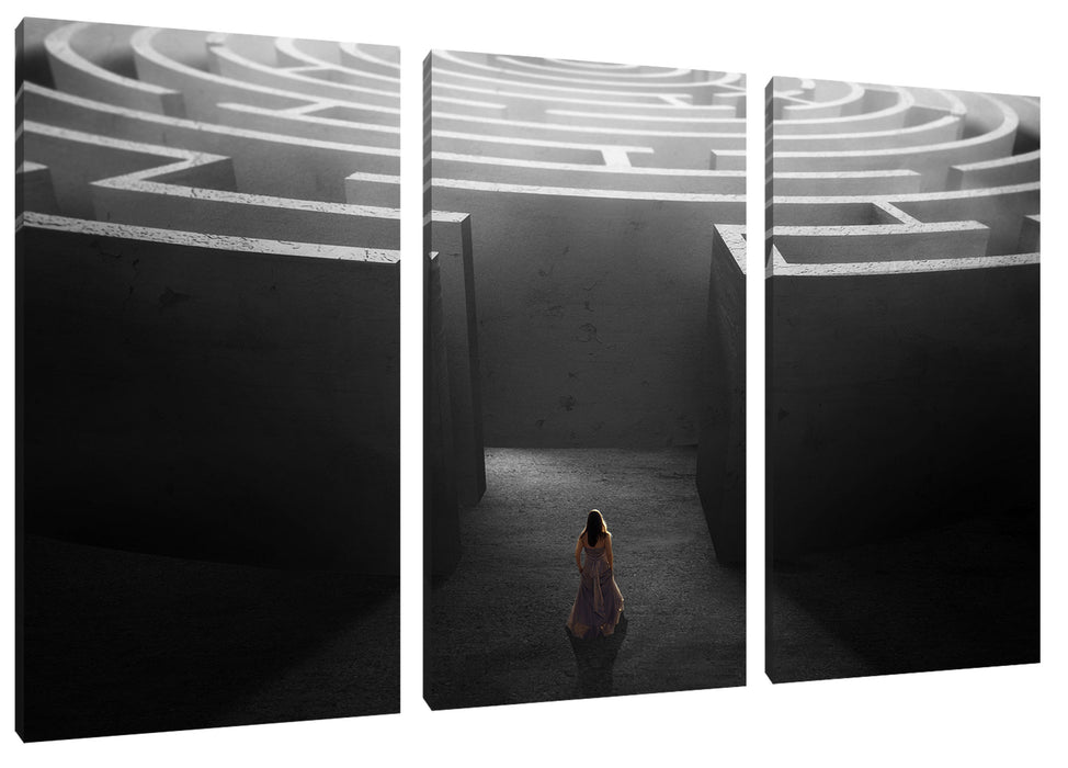 Frau vor großem Labyrinth B&W Detail Leinwanbild 3Teilig