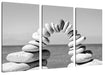 Brücke aus Zen Steinen am Meer, Monochrome Leinwanbild 3Teilig