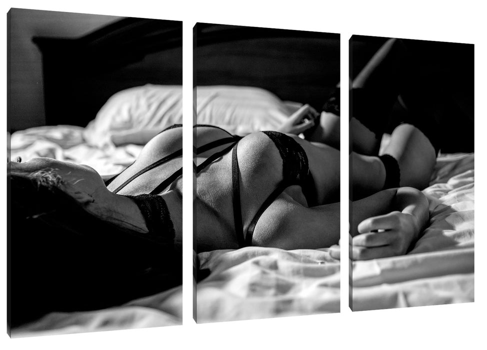 Frau in erotischen Dessous auf Bett, Monochrome Leinwanbild 3Teilig
