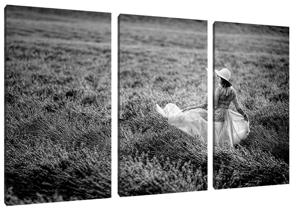 Frau im Kleid läuft durch Lavendelfeld, Monochrome Leinwanbild 3Teilig