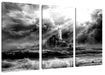 Sonnenstrahlen auf Leuchtturm im Sturm, Monochrome Leinwanbild 3Teilig
