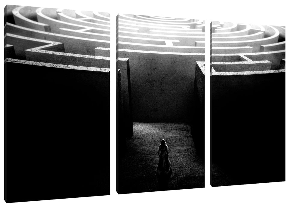 Frau vor großem Labyrinth, Monochrome Leinwanbild 3Teilig