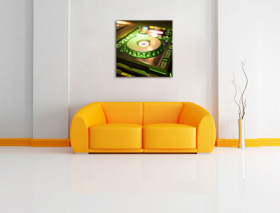 Grün beleuchteter DJ Pult Leinwandbild Quadratisch über Sofa