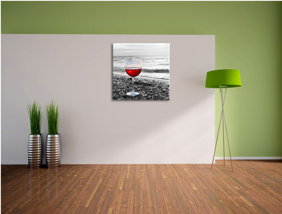 Weinglas am Strand Leinwand Quadratisch im Flur