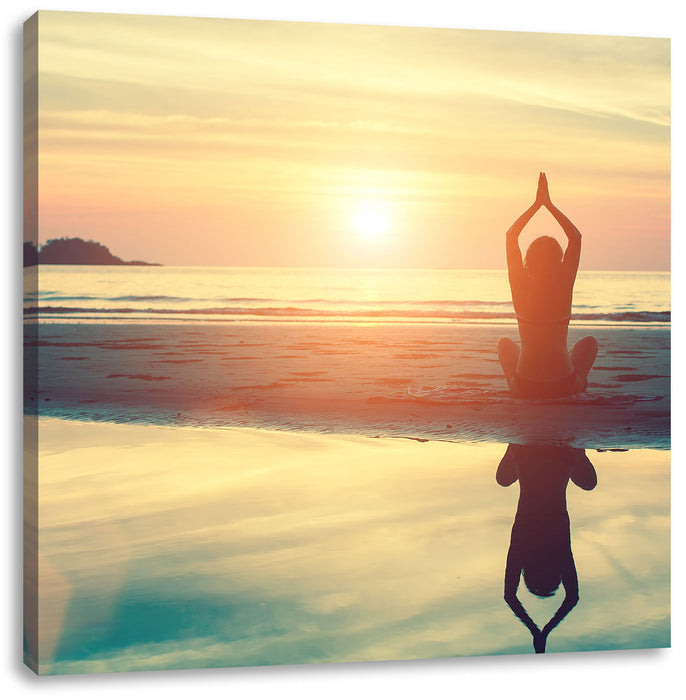 Frau in einer Yogapose am Strand Leinwandbild Quadratisch