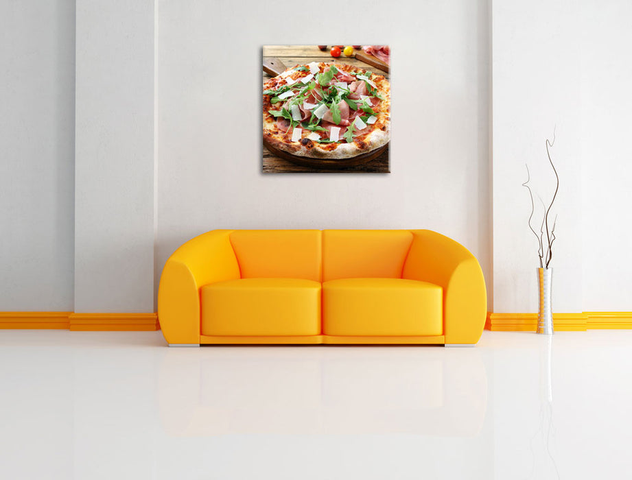 Prosciutto Pizza auf Holztisch Leinwandbild Quadratisch über Sofa