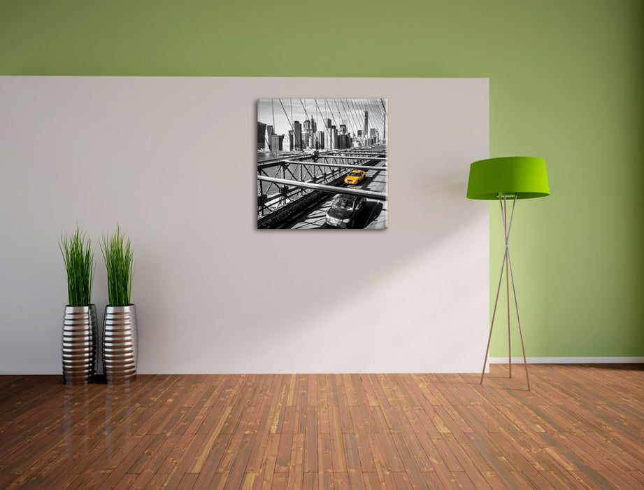 Gelbes Taxi in New York auf Brücke  Leinwand Quadratisch im Flur
