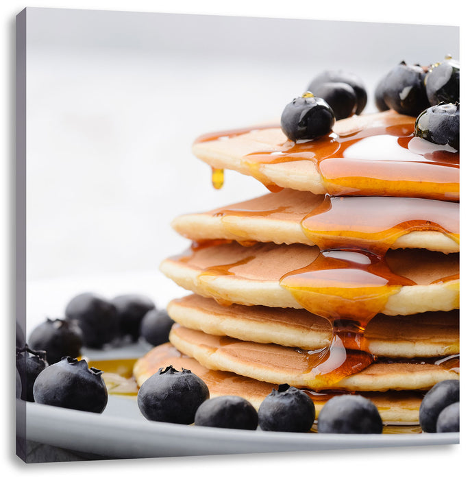 Pancakes mit Sirup und Blaubeeren Leinwandbild Quadratisch