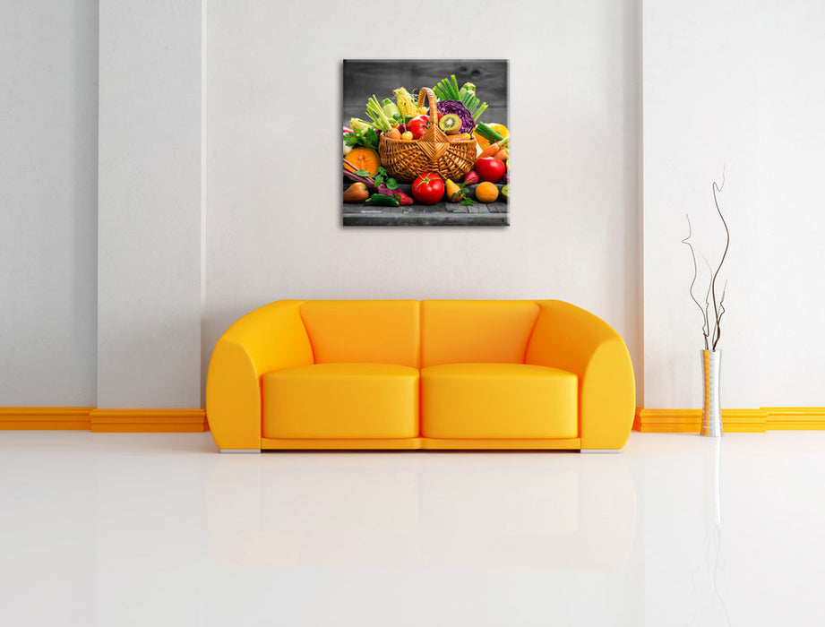 Frisches Obst und Gemüse im Korb Leinwandbild Quadratisch über Sofa