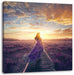 Frau auf Schienen bei Sonnenuntergang Leinwanbild Quadratisch