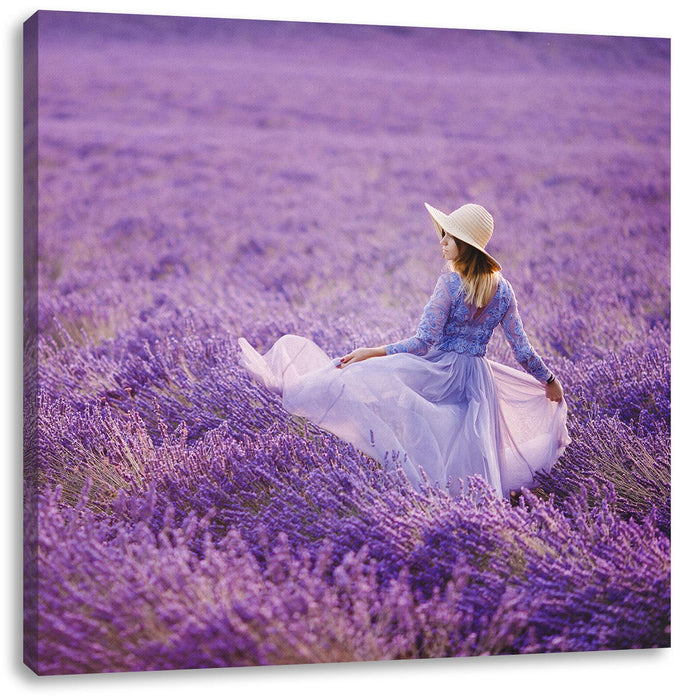 Frau im Kleid läuft durch Lavendelfeld Leinwanbild Quadratisch