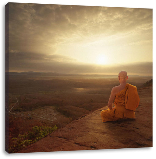 Mönch meditiert auf Felsvorsprung Leinwanbild Quadratisch
