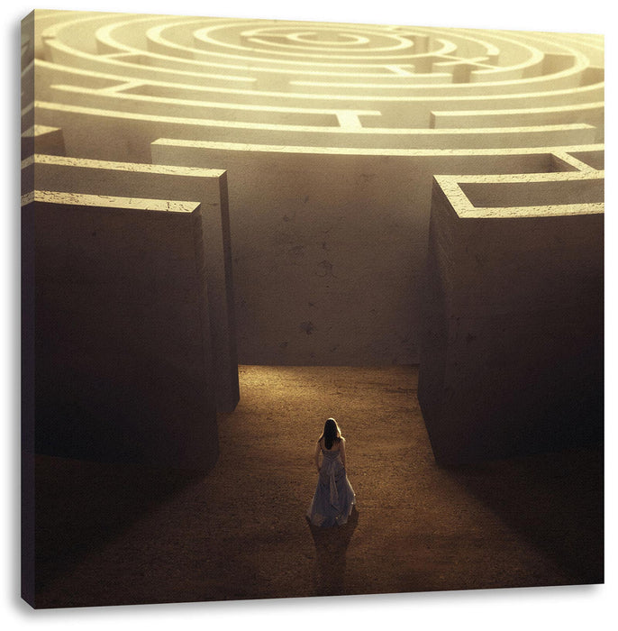 Frau vor großem Labyrinth Leinwanbild Quadratisch