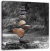 Balanciertes Steinkunstwerk am Fluss B&W Detail Leinwanbild Quadratisch