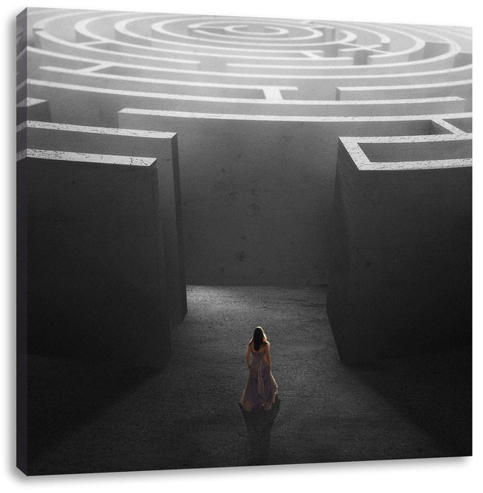 Frau vor großem Labyrinth B&W Detail Leinwanbild Quadratisch