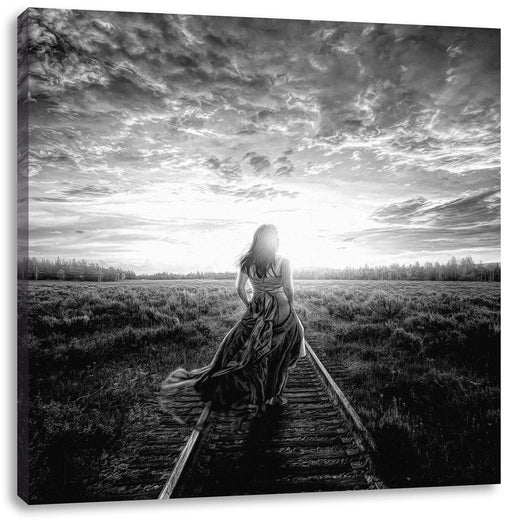 Frau auf Schienen bei Sonnenuntergang, Monochrome Leinwanbild Quadratisch