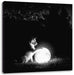 Hund mit leuchtendem Mond bei Nacht, Monochrome Leinwanbild Quadratisch