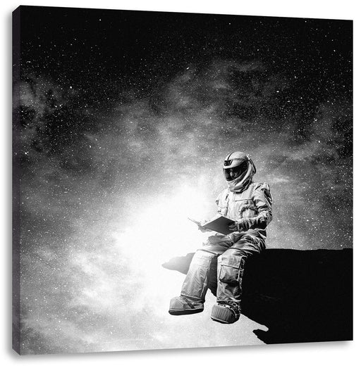 Lesender Astronaut auf Vorsprung vor Galaxie, Monochrome Leinwanbild Quadratisch