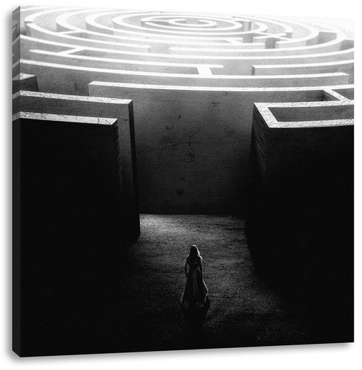 Frau vor großem Labyrinth, Monochrome Leinwanbild Quadratisch