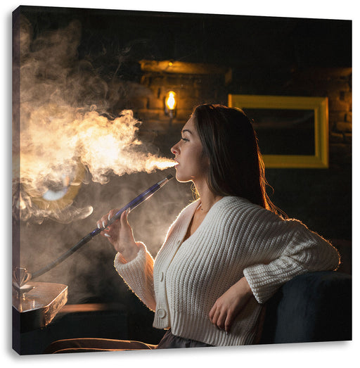 Frau raucht genüsslich Shisha Leinwandbild Quadratisch