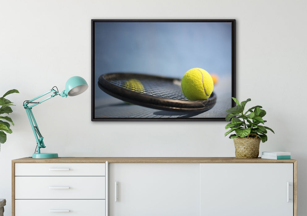 Tennischläger mit Bällen auf Leinwandbild gerahmt verschiedene Größen im Wohnzimmer