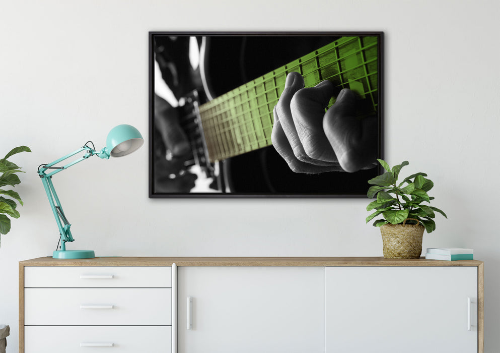 Mann spielt auf E-Gitarre auf Leinwandbild gerahmt verschiedene Größen im Wohnzimmer