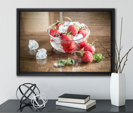 Erdbeeren in Eiswürfeln auf Leinwandbild gerahmt mit Kirschblüten