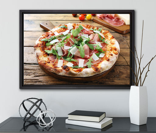 Prosciutto Pizza auf Holztisch auf Leinwandbild gerahmt mit Kirschblüten