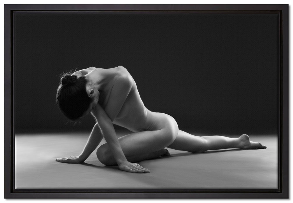 Schöne sexy Frau macht Yoga auf Leinwandbild gerahmt Größe 60x40
