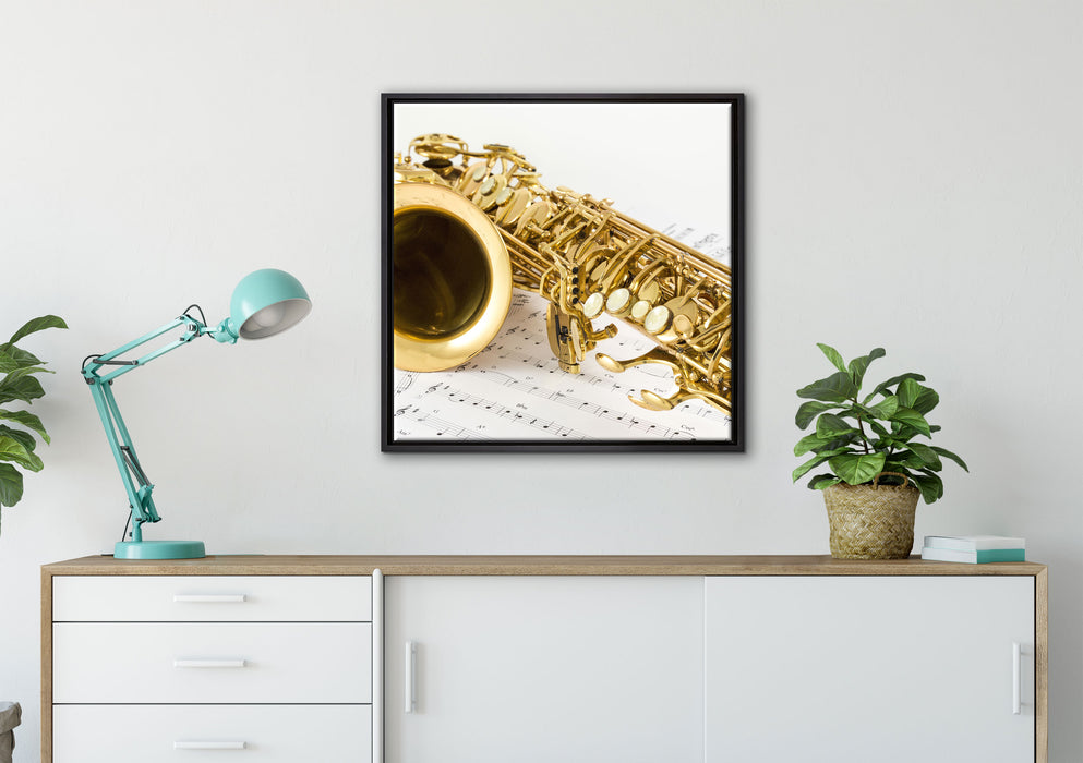Saxophon auf Notenpapier auf Leinwandbild gerahmt Quadratisch verschiedene Größen im Wohnzimmer