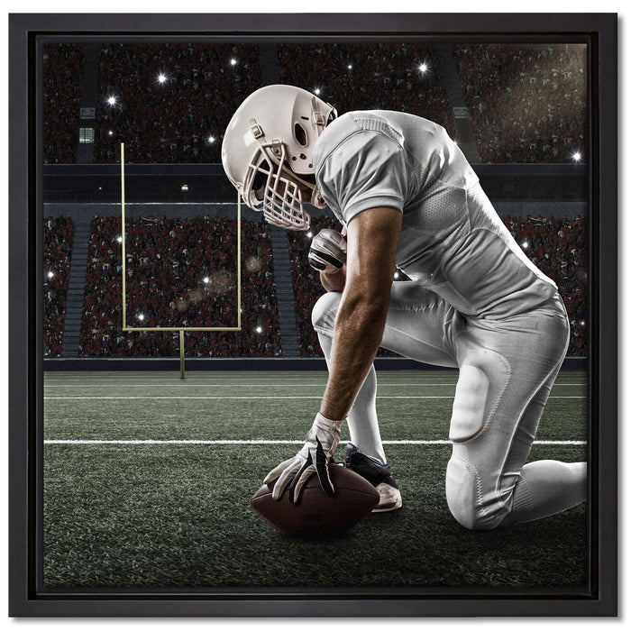 knieender Football-Spieler auf Leinwandbild Quadratisch gerahmt Größe 40x40