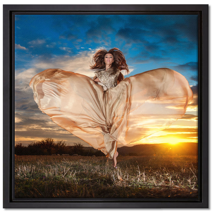 Frau mit Kleid bei Sonnenuntergang auf Leinwandbild Quadratisch gerahmt Größe 40x40