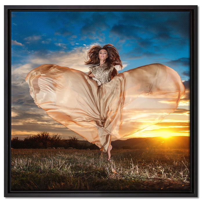 Frau mit Kleid bei Sonnenuntergang auf Leinwandbild Quadratisch gerahmt Größe 60x60