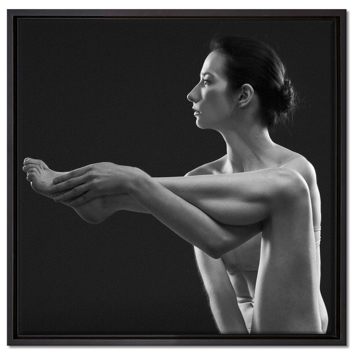 Schlanke Frau macght Yoga auf Leinwandbild Quadratisch gerahmt Größe 60x60