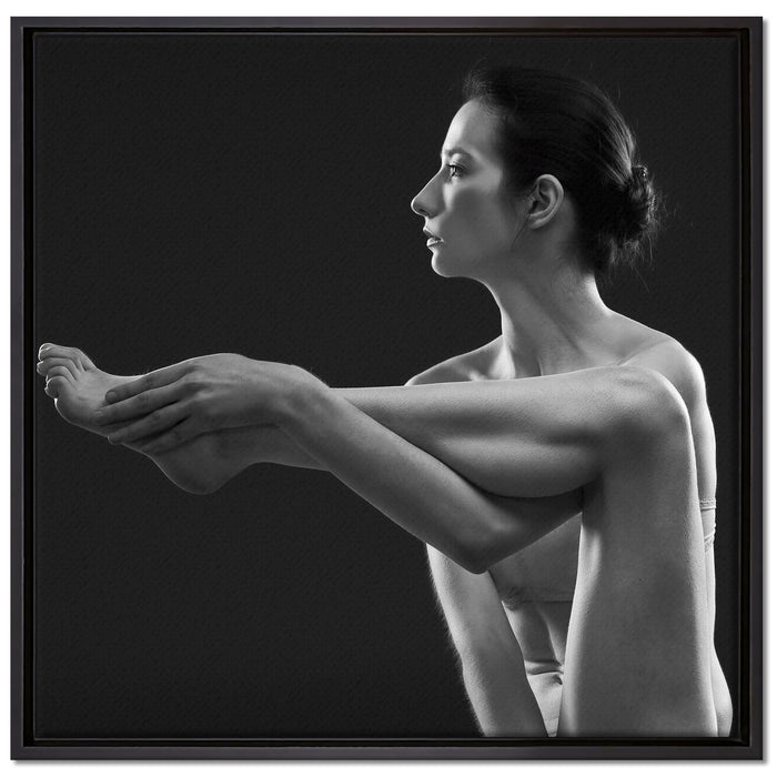 Schlanke Frau macght Yoga auf Leinwandbild Quadratisch gerahmt Größe 70x70