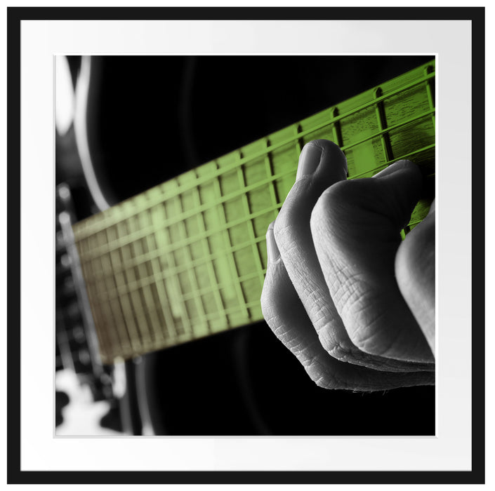Mann spielt auf E-Gitarre Passepartout Quadratisch 70x70