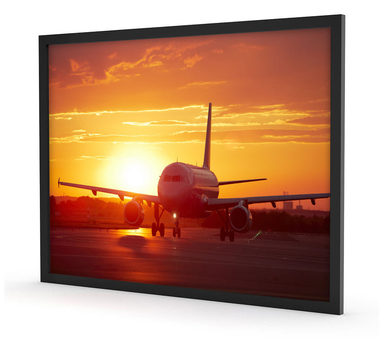 Flugzeug im Sonnenuntergang, Poster mit Bilderrahmen
