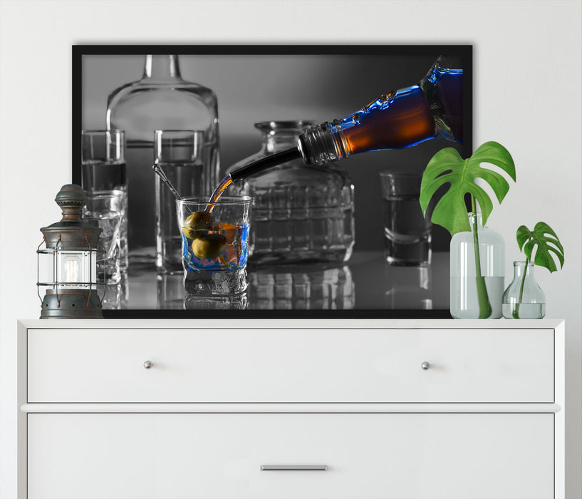 Alkohol Shots mit Oliven, Poster mit Bilderrahmen