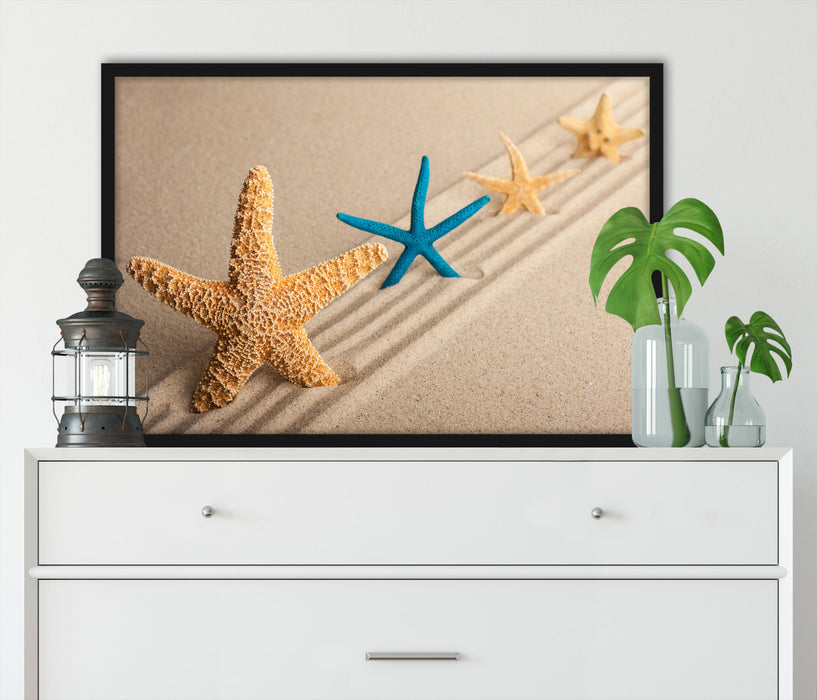 Seesterne im Sand, Poster mit Bilderrahmen