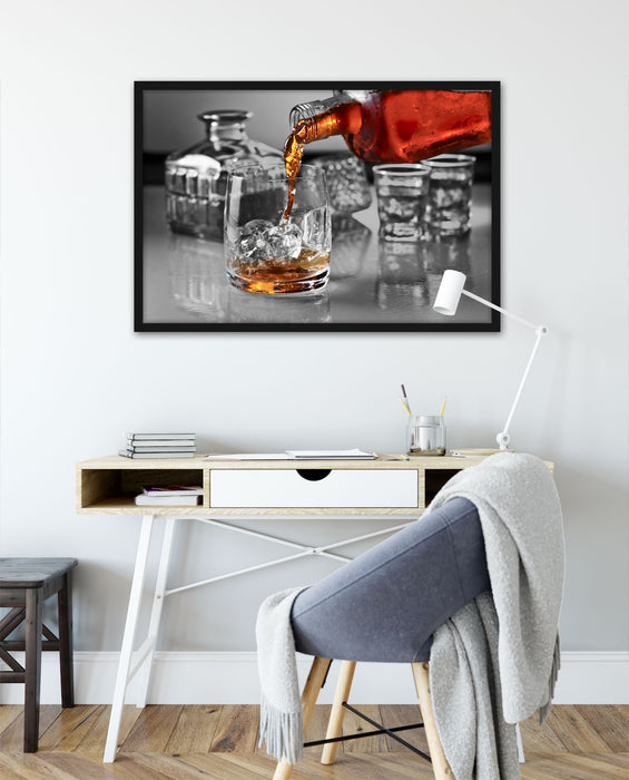 Whiskey im Whiskeyglas, Poster mit Bilderrahmen