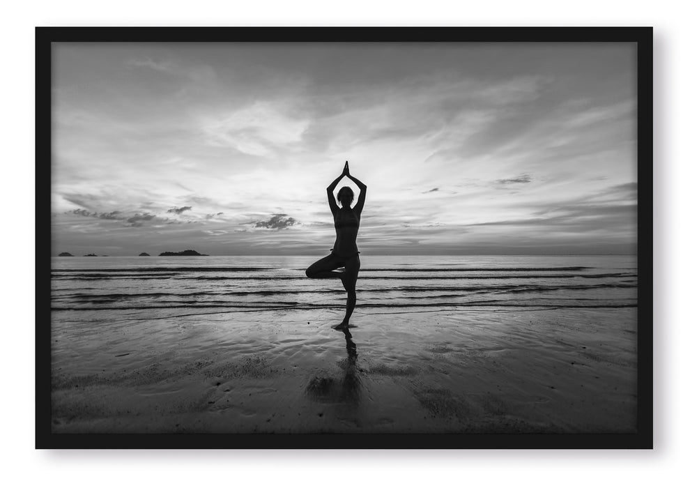 Yoga am Strand Kunst B&W, Poster mit Bilderrahmen