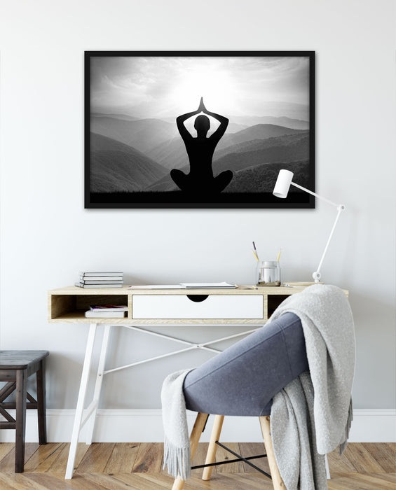 Meditierender Mann in den Bergen, Poster mit Bilderrahmen