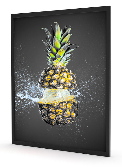 Ananas mit Wasser bespritzt, Poster mit Bilderrahmen