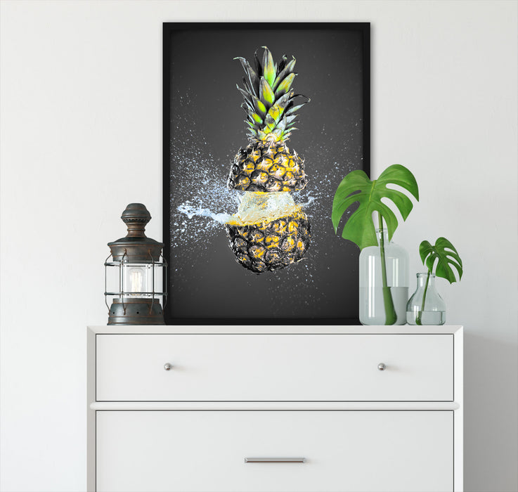 Ananas mit Wasser bespritzt, Poster mit Bilderrahmen
