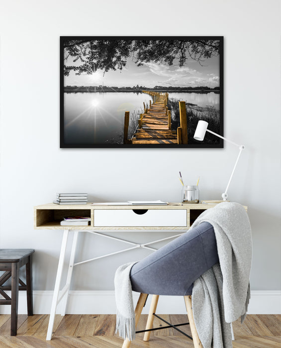 Holzbrücke über Natursee im Sommer B&W Detail, Poster mit Bilderrahmen