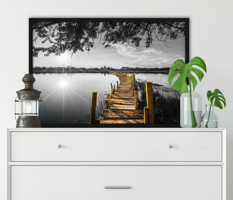 Holzbrücke über Natursee im Sommer B&W Detail, Poster mit Bilderrahmen