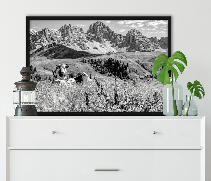 Alpenszene mit Kühen auf grüner Wiese, Monochrome, Poster mit Bilderrahmen